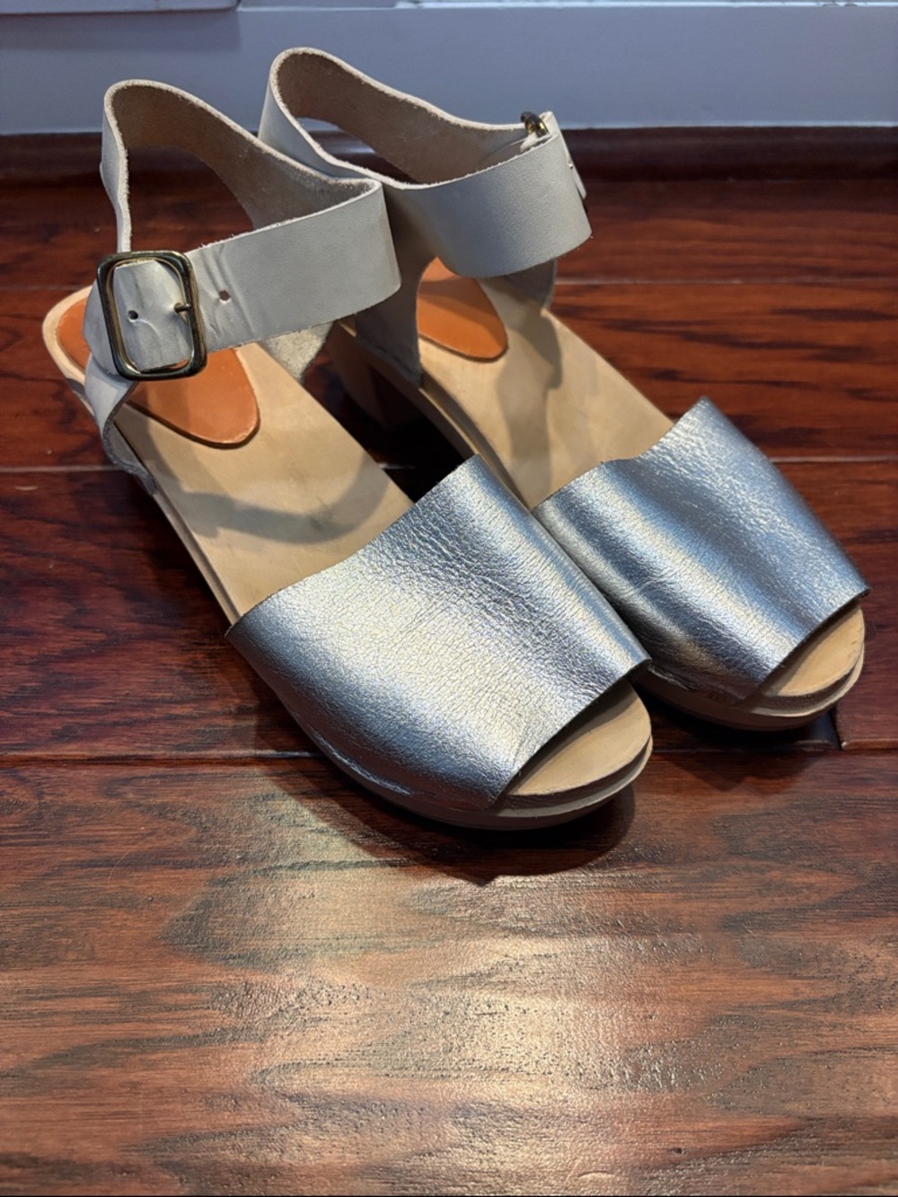 Bryr Womens Metallic Silver Emma Spanish Toe Mid heel